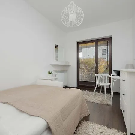 Sluzewiec Bright With Garden&parking By Renters 바르샤바