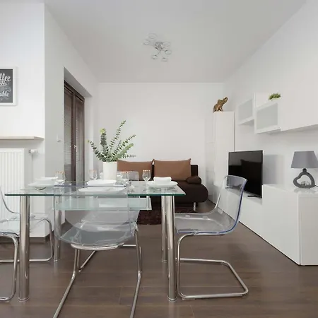 Sluzewiec Bright With Garden&parking By Renters דירה *